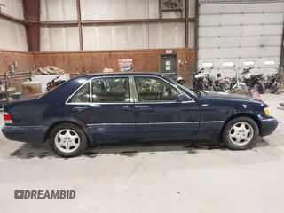 1999 Mercedes-Benz S 320/430/500 z VIN WDBGA33G1XA430483, wystawiony jako IAAI lot #42264808 z przebiegiem 156 915 mil mil oraz . Historia ofert i sprzedaży dostępna na DreamBid. Obrazek 13.