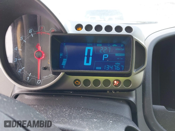 2013 Chevrolet Sonic LS z VIN 1G1JA5SG6D4236927, wystawiony jako IAAI lot #41356033 z przebiegiem 138 000 mil mil oraz . Historia ofert i sprzedaży dostępna na DreamBid. Obrazek 7.