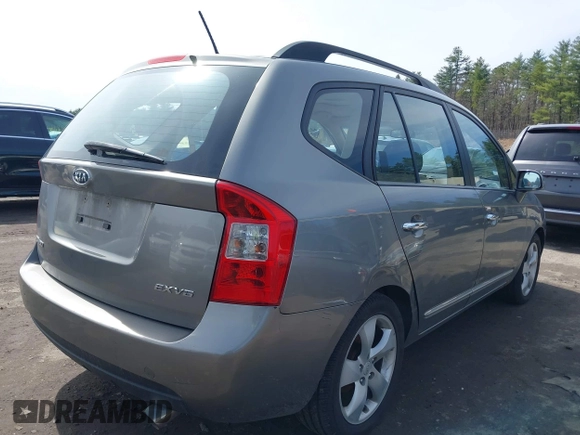 2009 Kia Rondo LX with VIN KNAFG526697274941, listed as a IAAI auction lot 41964802 with 180,941 mi miles. Bid and sale history available at carsss.com. Image 4.