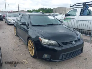 2012 Scion tC z VIN JTKJF5C73C3023518, wystawiony jako IAAI lot #42126423 z przebiegiem 114 958 mil mil oraz . Historia ofert i sprzedaży dostępna na DreamBid. Obrazek 1.
