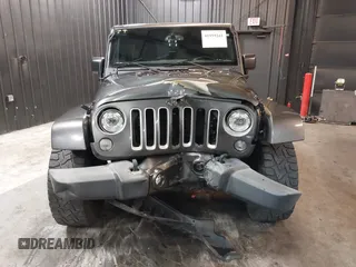 2017 Jeep Wrangler Unlimited Sahara z VIN 1C4BJWEG5HL746971, wystawiony jako IAAI lot #41959241 z przebiegiem 47 458 mil mil oraz . Historia ofert i sprzedaży dostępna na DreamBid. Obrazek 6.