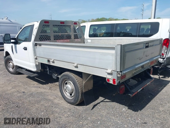 2019 Ford Super Duty F-250 SRW XL with VIN 1FDBF2A66KEG59711, listed as a IAAI auction lot 42058973 with 113,086 mi miles. Bid and sale history available at carsss.com. Image 3.