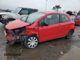 2013 Toyota Yaris L z VIN JTDJTUD37DD567022, wystawiony jako Copart lot #52798825 z przebiegiem 256 681 mil mil oraz Szkoda całkowita • Salvage title. Historia ofert i sprzedaży dostępna na DreamBid. Obrazek 1.