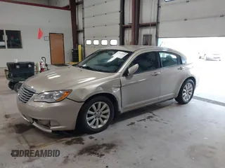 2014 Chrysler 200 Touring z VIN 1C3CCBBBXEN231601, wystawiony jako IAAI lot #41853990 z przebiegiem 169 411 mil mil oraz . Historia ofert i sprzedaży dostępna na DreamBid. Obrazek 2.