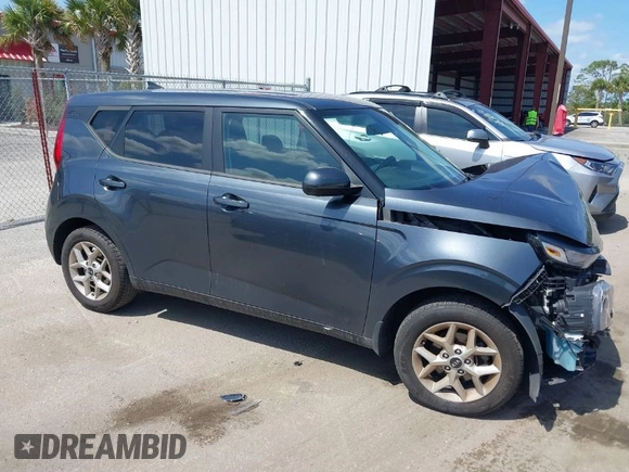 2020 Kia Soul S with VIN KNDJ23AU8L7073811, listed as a IAAI auction lot 39234877 with 42,594 mi miles. Bid and sale history available at carsss.com. Image 1.
