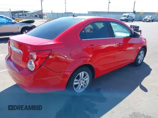 2014 Chevrolet Sonic LT z VIN 1G1JC5SHXE4203739, wystawiony jako IAAI lot #42030758 z przebiegiem 112 438 mil mil oraz . Historia ofert i sprzedaży dostępna na DreamBid. Obrazek 4.