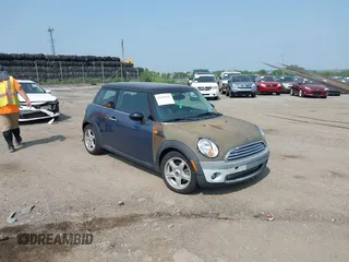 2010 MINI Hardtop z VIN WMWMF3C55ATZ64213, wystawiony jako IAAI lot #42432622 z przebiegiem 124 913 mil mil oraz . Historia ofert i sprzedaży dostępna na DreamBid. Obrazek 1.
