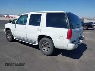 1999 Cadillac Escalade z VIN 1GYEK13R5XR417727, wystawiony jako IAAI lot #42281734 z przebiegiem 220 474 mil mil oraz . Historia ofert i sprzedaży dostępna na DreamBid. Obrazek 3.