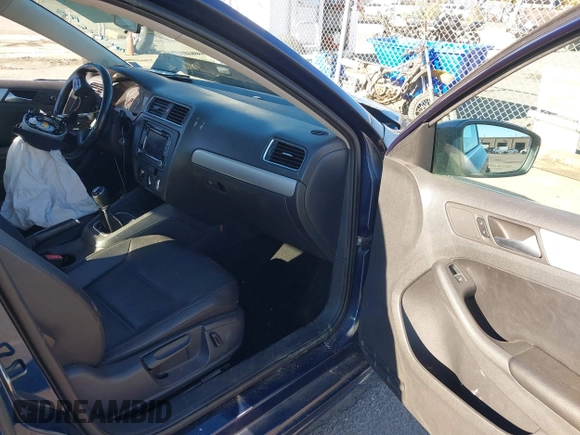 2013 Volkswagen Jetta Sedan SE w/Convenience/Sunroof with VIN 3VWBP7AJ2DM387560, listed as a IAAI auction lot 39266996 with 136,636 mi miles. Bid and sale history available at carsss.com. Image 5.