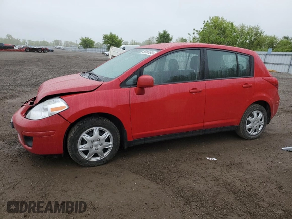 2009 Nissan Versa S z VIN 3N1BC13E99L468566, wystawiony jako Copart lot #58661845 z przebiegiem 141 822 mil mil oraz Czysty tytuł • Clean title. Historia ofert i sprzedaży dostępna na DreamBid. Obrazek 1.