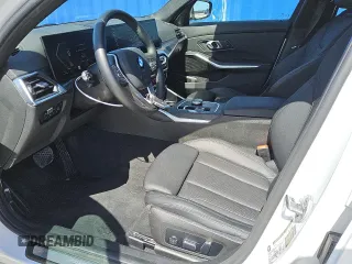 2024 BMW 3 Series 330i z VIN 3MW69FF00R8E77716, wystawiony jako Copart lot #56604565 z przebiegiem 21 632 mil mil oraz Czysty tytuł • Clean title. Historia ofert i sprzedaży dostępna na DreamBid. Obrazek 7.
