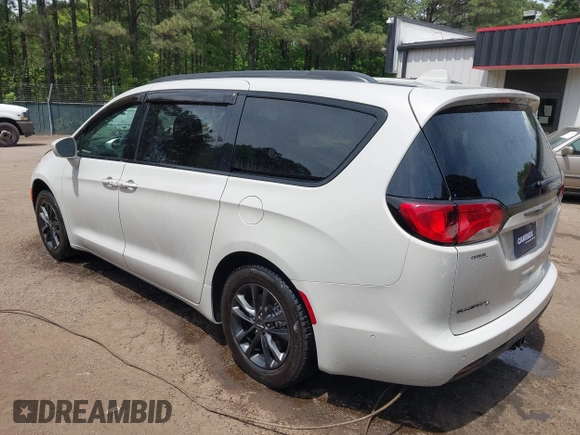 2020 Chrysler Pacifica Launch Edition z VIN 2C4RC3BG6LR288952, wystawiony jako IAAI lot #42122770 z przebiegiem 32 942 mil mil oraz . Historia ofert i sprzedaży dostępna na DreamBid. Obrazek 3.