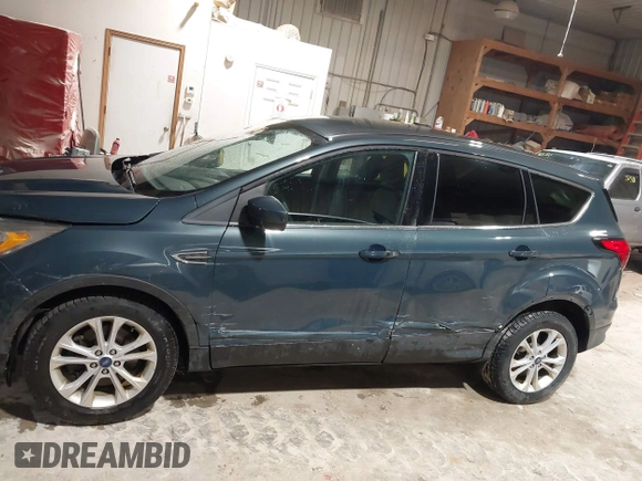 2019 Ford Escape SE z VIN 1FMCU9GDXKUA54699, wystawiony jako IAAI lot #41667188 z przebiegiem 127 376 mil mil oraz . Historia ofert i sprzedaży dostępna na DreamBid. Obrazek 14.