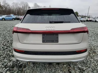 2019 Audi e-tron Prestige z VIN WA1VAAGE6KB021737, wystawiony jako Copart lot #44444585 z przebiegiem 37 227 mil mil oraz Szkody całkowita. Historia ofert i sprzedaży dostępna na DreamBid. Obrazek 6.