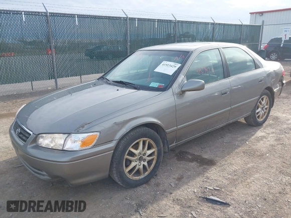 2001 Toyota Camry LE z VIN 4T1BF28K81U116710, wystawiony jako IAAI lot #41923429 z przebiegiem 145 741 mil mil oraz . Historia ofert i sprzedaży dostępna na DreamBid. Obrazek 2.