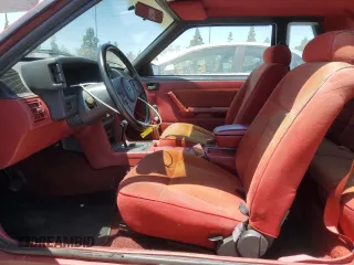 1988 Ford Mustang z VIN 1FABP40A9JF257876, wystawiony jako Copart lot #56777285 z przebiegiem 33 247 mil mil oraz Czysty tytuł • Clean title. Historia ofert i sprzedaży dostępna na DreamBid. Obrazek 7.