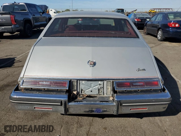 1984 Cadillac Seville z VIN 1G6AS6984EE826325, wystawiony jako Copart lot #77209864 z przebiegiem 26 366 mil mil oraz Czysty tytuł • Clean title. Historia ofert i sprzedaży dostępna na DreamBid. Obrazek 6.