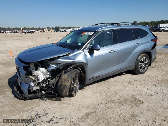 2020 Toyota Highlander XLE with VIN 5TDGZRAH1LS023866, listed as a Copart auction lot 43802315 with 49,400 mi miles and Salvage Title. Bid and sale history available at carsss.com. Image 1.