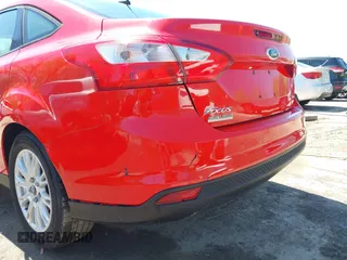 2012 Ford Focus SE z VIN 1FAHP3F23CL333598, wystawiony jako IAAI lot #41970172 z przebiegiem 209 969 mil mil oraz . Historia ofert i sprzedaży dostępna na DreamBid. Obrazek 18.