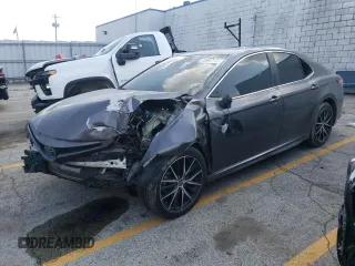 2023 Toyota Camry SE z VIN 4T1G11AK8PU732604, wystawiony jako Copart lot #60882185 z przebiegiem 57 364 mil mil oraz Szkoda całkowita • Salvage title. Historia ofert i sprzedaży dostępna na DreamBid. Obrazek 1.