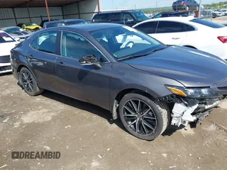 2023 Toyota Camry SE z VIN 4T1G11AK2PU114887, wystawiony jako IAAI lot #42049100 z przebiegiem 62 326 mil mil oraz . Historia ofert i sprzedaży dostępna na DreamBid. Obrazek 1.