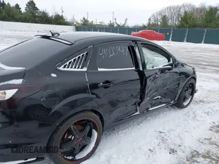 2013 Ford Focus SE z VIN 1FADP3F28DL337355, wystawiony jako IAAI lot #41000947 z przebiegiem 139 456 mil mil oraz . Historia ofert i sprzedaży dostępna na DreamBid. Obrazek 6.
