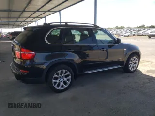 2013 BMW X5 xDrive35i z VIN 5UXZV4C56D0E11871, wystawiony jako Copart lot #58247665 z przebiegiem 136 874 mil mil oraz Szkoda całkowita • Salvage title. Historia ofert i sprzedaży dostępna na DreamBid. Obrazek 3.