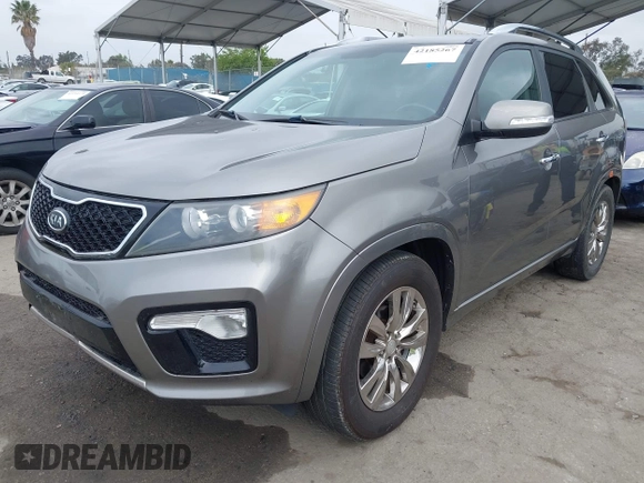 2013 Kia Sorento SX z VIN 5XYKW4A23DG400942, wystawiony jako IAAI lot #42185267 z przebiegiem 162 209 mil mil oraz . Historia ofert i sprzedaży dostępna na DreamBid. Obrazek 2.