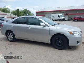 2010 Toyota Camry z VIN 4T4BF3EKXAR073360, wystawiony jako IAAI lot #42398755 z przebiegiem 263 278 mil mil oraz . Historia ofert i sprzedaży dostępna na DreamBid. Obrazek 14.