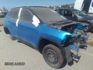 2020 Jeep Compass Latitude with VIN 3C4NJDBB7LT240954, listed as a IAAI auction lot 37092535 with 1 mi miles. Bid and sale history available at carsss.com. Image 1.