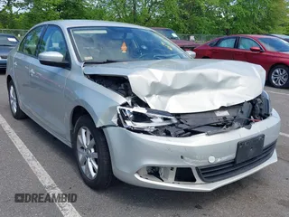 2011 Volkswagen Jetta SE z VIN 3VWDZ7AJ1BM053407, wystawiony jako IAAI lot #42220140 z przebiegiem 117 827 mil mil oraz . Historia ofert i sprzedaży dostępna na DreamBid. Obrazek 1.