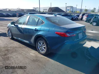 2025 Toyota Camry LE z VIN 4T1DAACK0SU038983, wystawiony jako IAAI lot #42300193 z przebiegiem 8690 mil mil oraz . Historia ofert i sprzedaży dostępna na DreamBid. Obrazek 3.