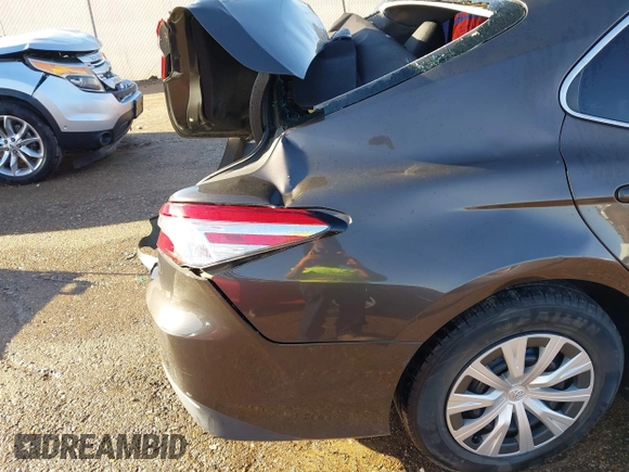 2019 Toyota Camry Hybrid LE z VIN 4T1B31HK4KU516123, wystawiony jako IAAI lot #41733410 z przebiegiem 98 273 mil mil oraz . Historia ofert i sprzedaży dostępna na DreamBid. Obrazek 18.