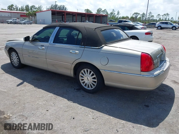 2004 Lincoln Town Car Signature z VIN 1LNHM81W24Y657023, wystawiony jako IAAI lot #41968973 z przebiegiem 112 308 mil mil oraz . Historia ofert i sprzedaży dostępna na DreamBid. Obrazek 3.