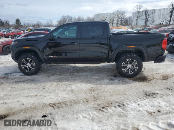2024 GMC Canyon 4WD AT4 z VIN 1GTP6DEK7R1219298, wystawiony jako Copart lot #46954975 z przebiegiem 5325 mil mil oraz Szkody całkowita. Historia ofert i sprzedaży dostępna na DreamBid. Obrazek 12.