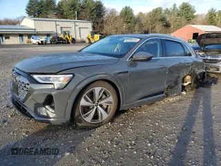 2024 Audi Q8 e-tron Premium z VIN WA14AAGE7RB013474, wystawiony jako Copart lot #82056294 z przebiegiem 13 714 mil mil oraz Szkoda całkowita • Salvage title. Historia ofert i sprzedaży dostępna na DreamBid. Obrazek 1.