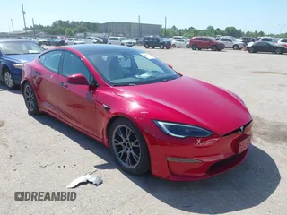 2022 Tesla Model S z VIN 5YJSA1E55NF491593, wystawiony jako IAAI lot #42223771 z przebiegiem 58 875 mil mil oraz . Historia ofert i sprzedaży dostępna na DreamBid. Obrazek 1.