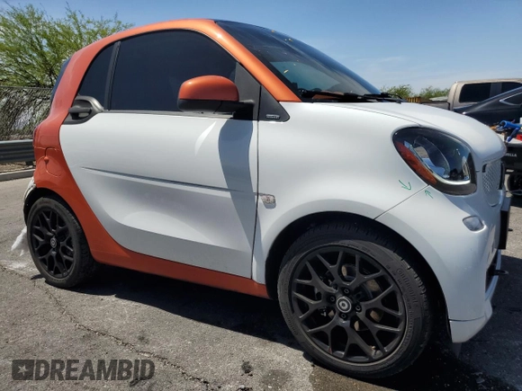 2016 Smart fortwo Passion z VIN WMEFJ5DA6GK075566, wystawiony jako Copart lot #56606935 z przebiegiem 47 733 mil mil oraz Szkody całkowita. Historia ofert i sprzedaży dostępna na DreamBid. Obrazek 4.