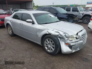 2007 Chrysler 300 C z VIN 2C3KA63H87H859311, wystawiony jako IAAI lot #42210668 z przebiegiem 171 784 mil mil oraz . Historia ofert i sprzedaży dostępna na DreamBid. Obrazek 1.