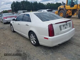 2010 Cadillac STS AWD z VIN 1G6DU6EV4A0102872, wystawiony jako IAAI lot #42348505 z przebiegiem 151 934 mil mil oraz . Historia ofert i sprzedaży dostępna na DreamBid. Obrazek 3.