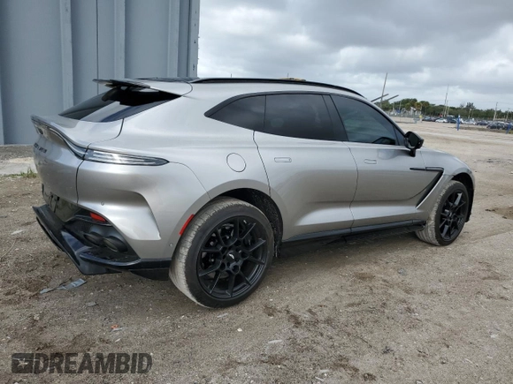 2023 Aston Martin DBX 707 z VIN SD7VUJBW0PTV08298, wystawiony jako Copart lot #77753224 z przebiegiem 3587 mil mil oraz Szkody całkowita. Historia ofert i sprzedaży dostępna na DreamBid. Obrazek 3.