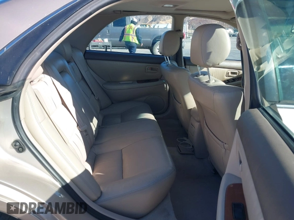 2001 Lexus ES 300 with VIN JT8BF28G215105081, listed as a IAAI auction lot 41318456 with 207,259 mi miles. Bid and sale history available at carsss.com. Image 8.
