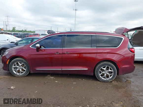 2017 Chrysler Pacifica Limited z VIN 2C4RC1GG8HR703435, wystawiony jako IAAI lot #42156060 z przebiegiem 129 744 mil mil oraz . Historia ofert i sprzedaży dostępna na DreamBid. Obrazek 14.