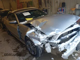 2014 Ford Mustang V6 z VIN 1ZVBP8EM5E5260397, wystawiony jako IAAI lot #41391939 z przebiegiem 144 035 mil mil oraz . Historia ofert i sprzedaży dostępna na DreamBid. Obrazek 1.