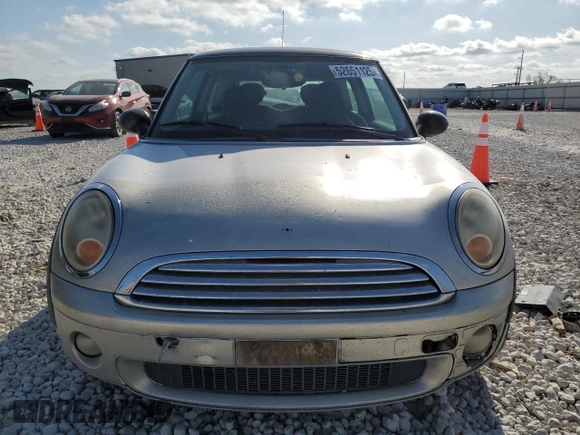 2007 MINI Hardtop z VIN WMWMF33557TL77261, wystawiony jako Copart lot #52651125 z przebiegiem 129 752 mil mil oraz Szkoda całkowita • Salvage title. Historia ofert i sprzedaży dostępna na DreamBid. Obrazek 5.