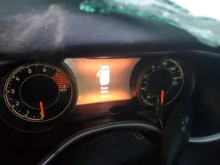2017 Jeep Cherokee Limited z VIN 1C4PJLDS8HW643570, wystawiony jako Copart lot #85010674 z przebiegiem 78 184 mil mil oraz Szkoda całkowita • Salvage title. Historia ofert i sprzedaży dostępna na DreamBid. Obrazek 9.