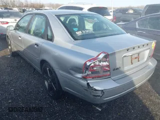 2005 Volvo S80 with VIN YV1TH592051411109, listed as a IAAI auction lot 41373718 with 180,446 mi miles. Bid and sale history available at carsss.com. Image 6.