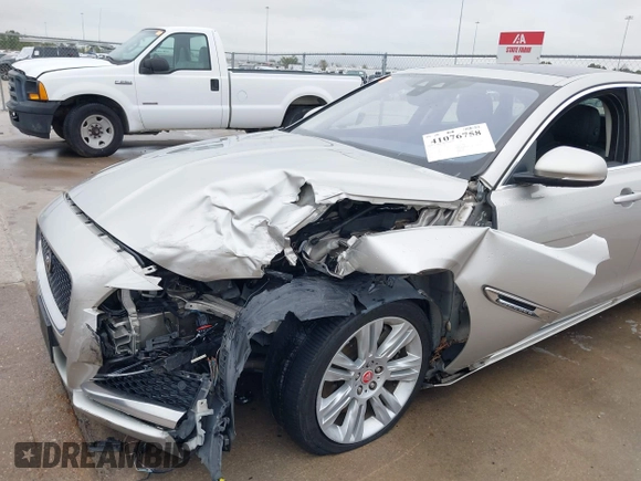 2017 Jaguar XF 35t Premium with VIN SAJBD4BV4HCY27802, listed as a IAAI auction lot 41076758 with 106,298 mi miles. Bid and sale history available at carsss.com. Image 6.