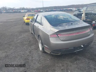 2015 Lincoln MKZ z VIN 3LN6L2J98FR620089, wystawiony jako IAAI lot #41805555 z przebiegiem Nie podano mil oraz . Historia ofert i sprzedaży dostępna na DreamBid. Obrazek 3.