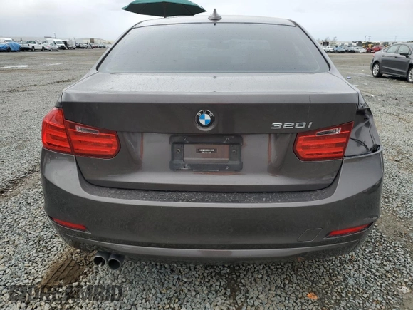 2013 BMW 3 Series 328i z VIN WBA3C1C54DF440529, wystawiony jako Copart lot #48949335 z przebiegiem 83 765 mil mil oraz Szkody całkowita. Historia ofert i sprzedaży dostępna na DreamBid. Obrazek 6.